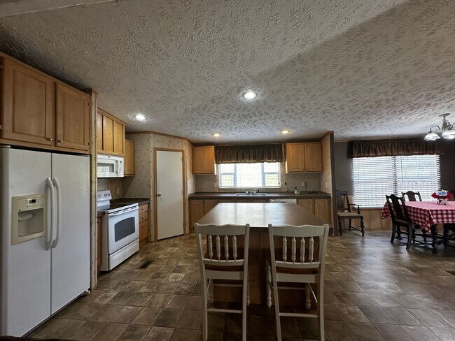 Building Photo - Spacious 4 bedroom/2 bath home for rent - ...