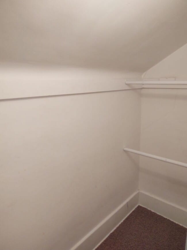 Building Photo - Charming 2 Bedroom House