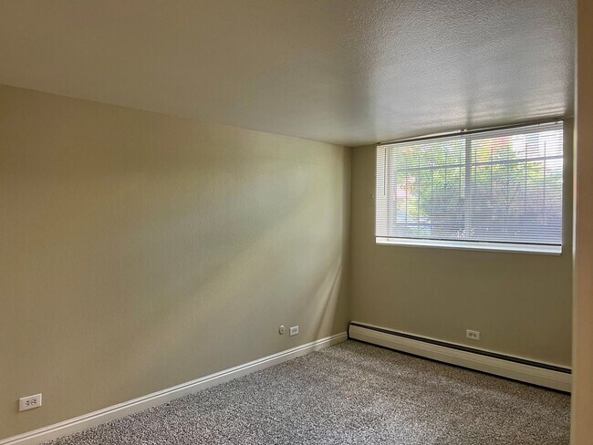 Building Photo - 2 bd/1.5 ba unit in CapHill