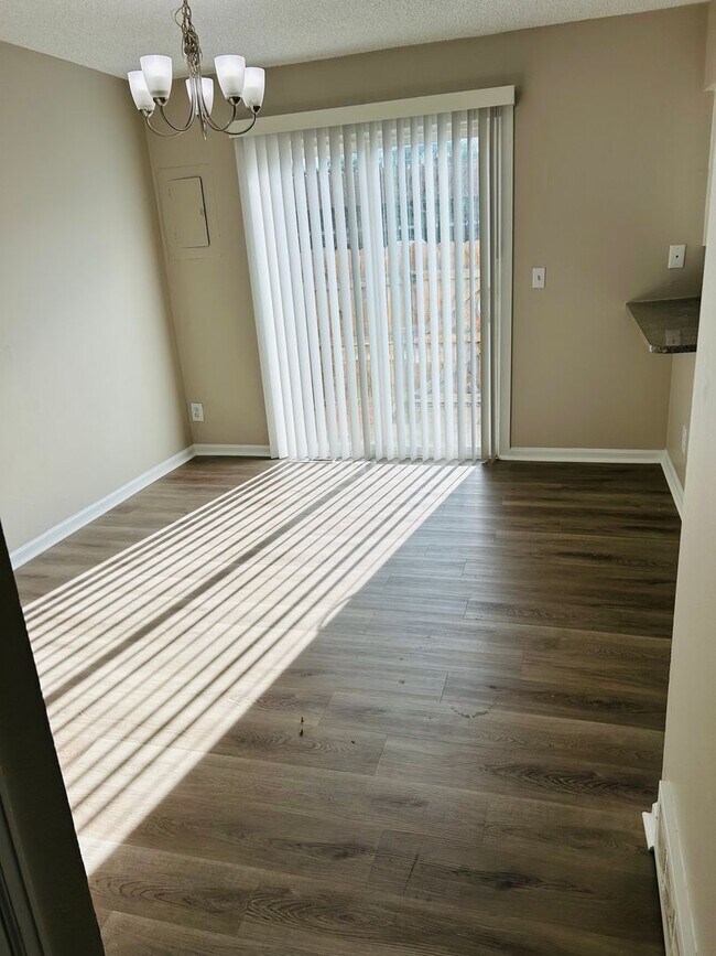 Building Photo - Beautifully Updated Townhome in Prime Loca...