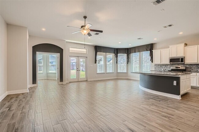 Building Photo - 213 Blue Waterleaf Ln