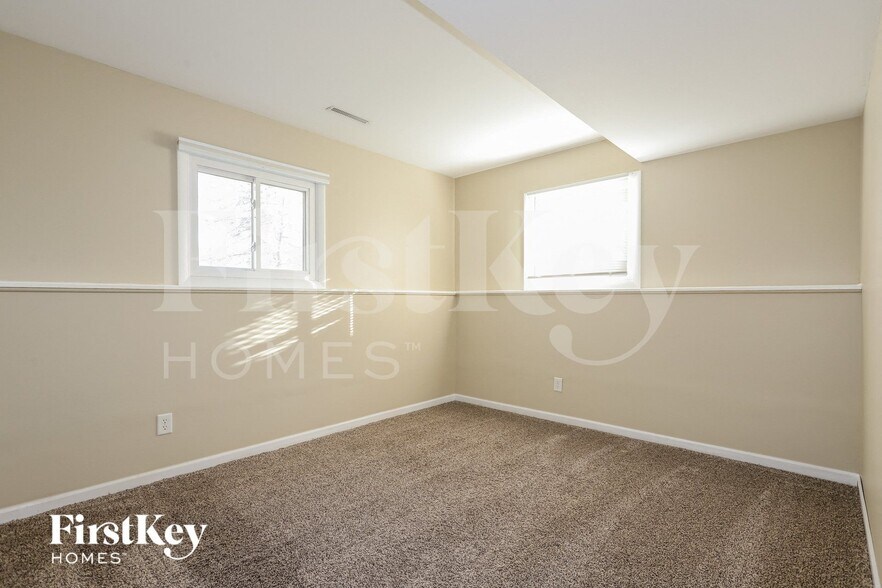 Building Photo - 923 Nottingham Ln