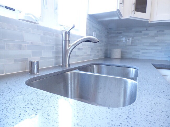 Building Photo - 1923 Holly Dr