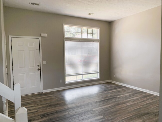 Building Photo - Beautiful 3b Room!Move in ready!