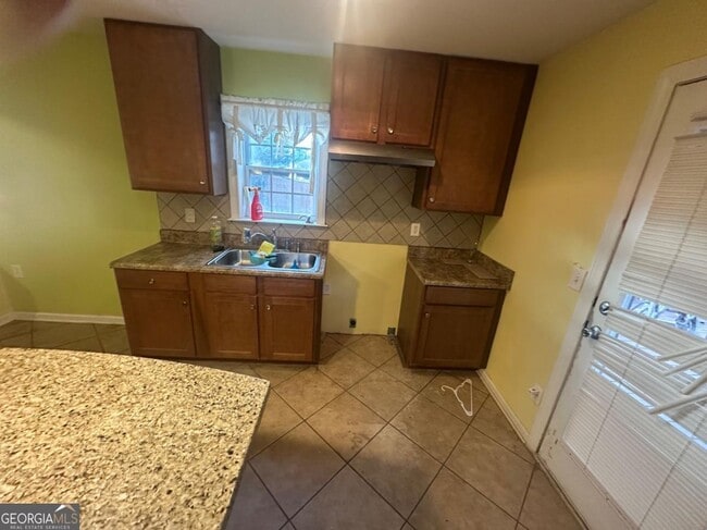 Building Photo - 61 Longwood Ct