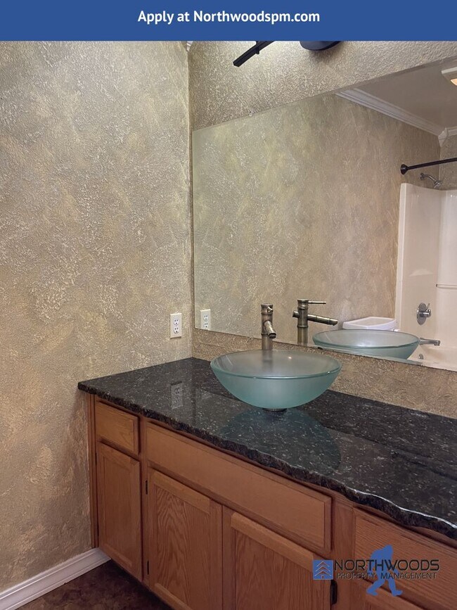 Building Photo - Beautiful 3 Bedroom 2 Bath Home