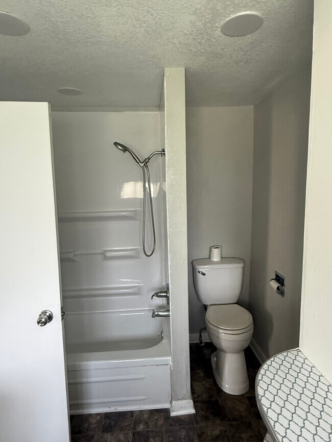 New tub surround - 529 S Gault St