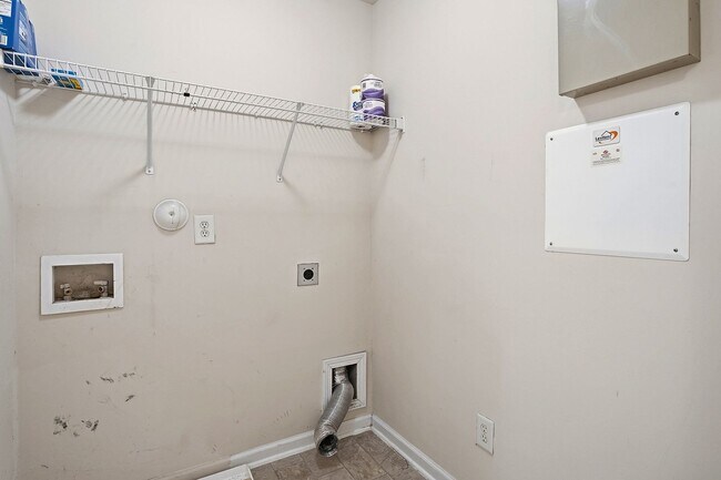 Building Photo - WAKEFIELD HOME WITH 4 BEDROOMS- GREAT HOME!