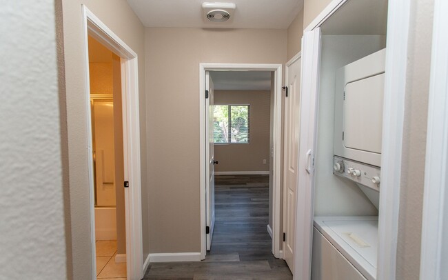 Building Photo - Sleek and Stylish 2 Bedroom Condo in Encin...