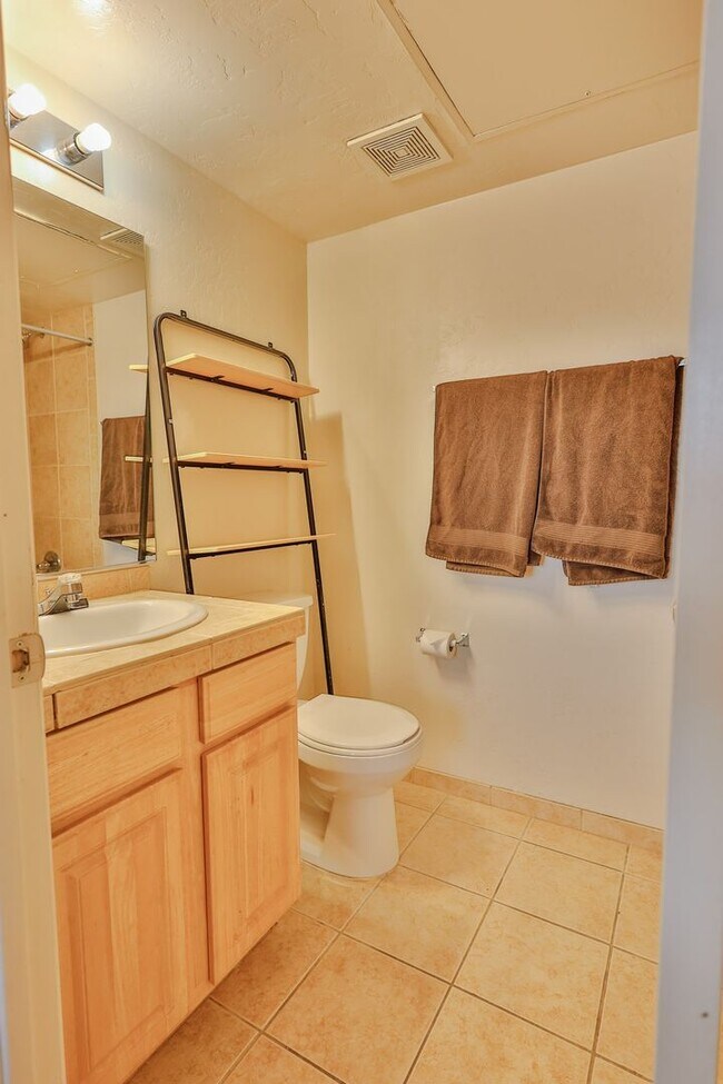 Building Photo - 1 Bed / 1 Bath Condo - Short or Long Term ...