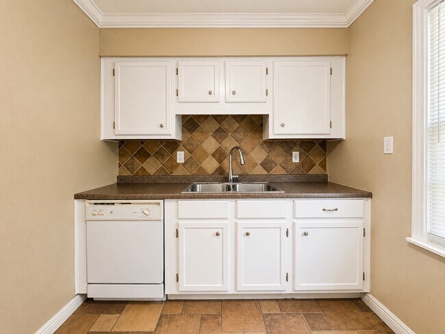 Building Photo - 6605 Westview Dr