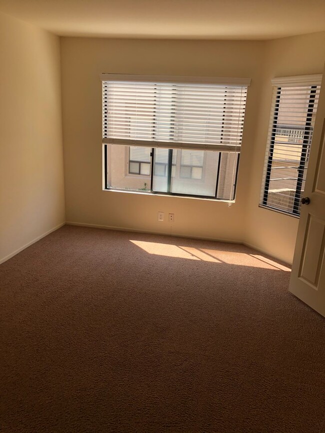 Building Photo - Spacious 3 BR Condo Located in Heart of UT...