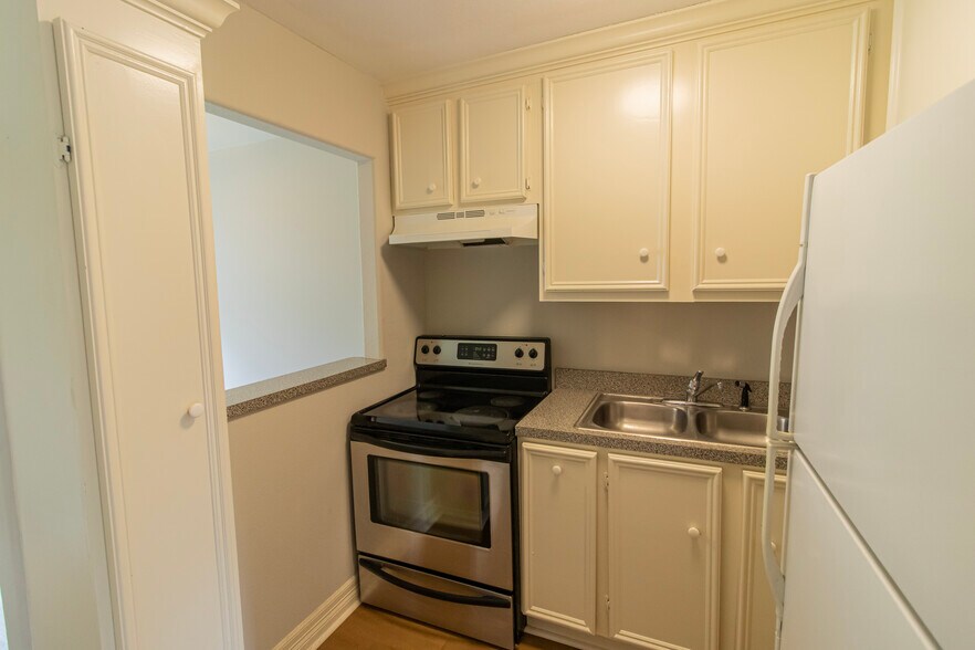 Building Photo - 304 Truman St,