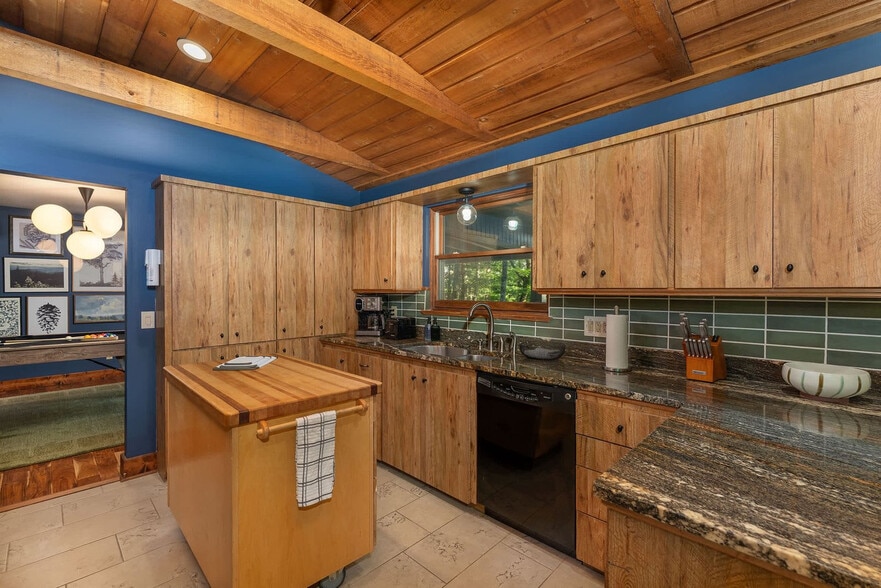 Building Photo - 134 Wolf's Head Ct