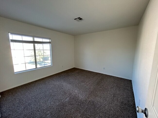 Building Photo - 3 Bed Townhome For Rent in Henderson!