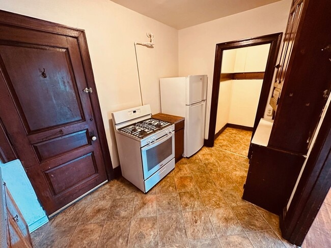 Building Photo - Convenient Downtown Apartment