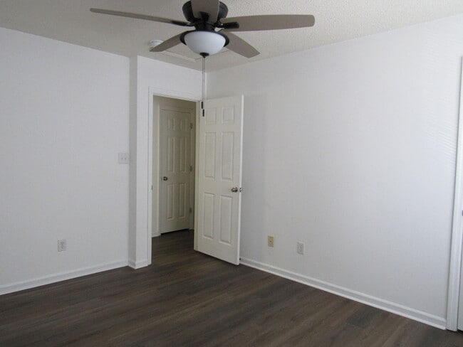 Building Photo - 300 Meadowbrook Ln