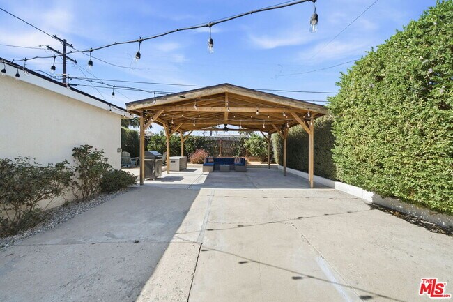 Building Photo - 1501 W 104th St