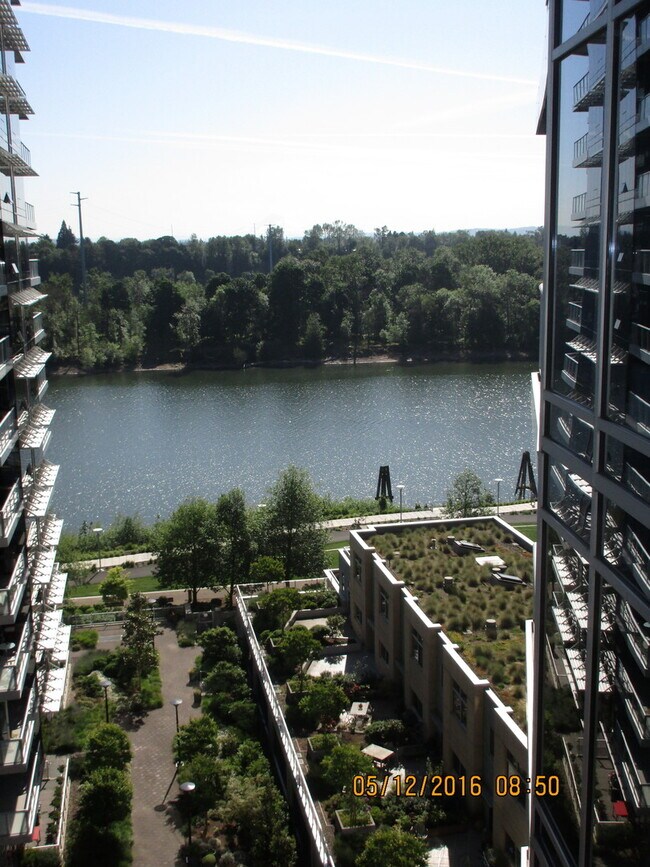 Building Photo - 3570 S River Pkwy