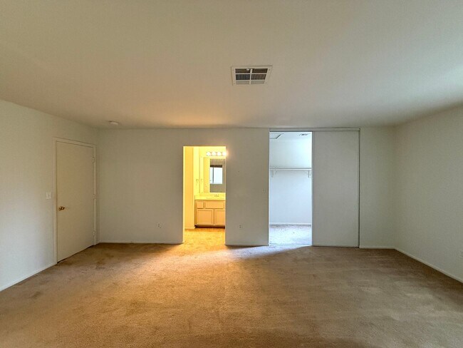 Building Photo - Beautiful 2-story townhouse located in a s...