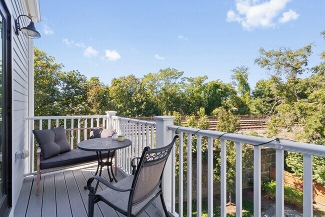 Building Photo - 2 Elm St