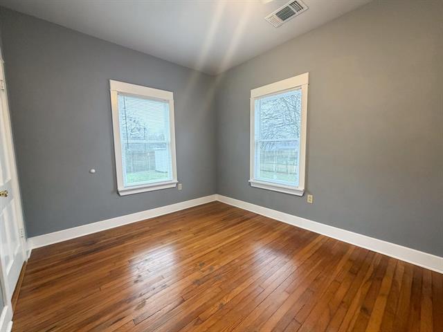 Building Photo - 310 E Parks Ave