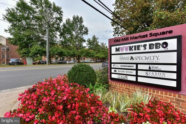 Building Photo - 11922 Holly Spring Dr