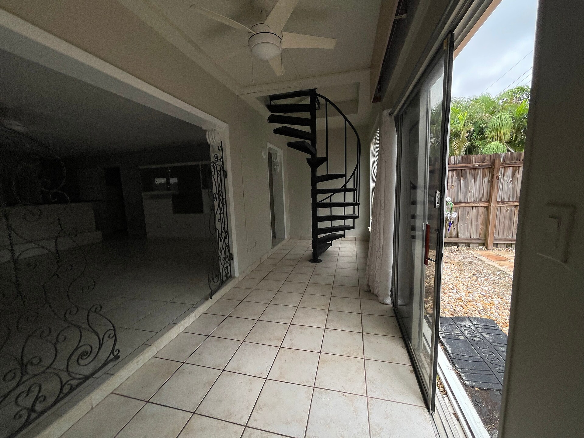 Florida room - 210 NW 4th Ave