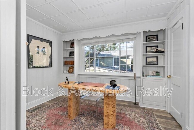 Building Photo - 1807 Sunset Dr