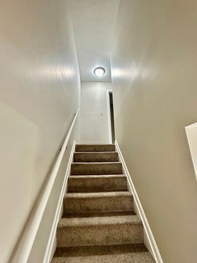 Building Photo - 2 Bed 1.5 Bath in Lexington!