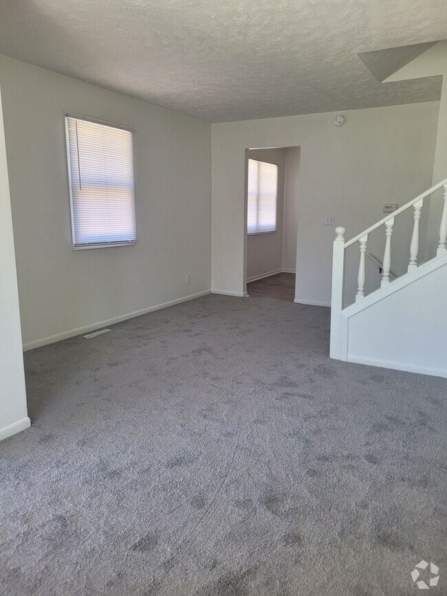 Building Photo - 3 Bed 1.5 Bath Townhome Available Now!