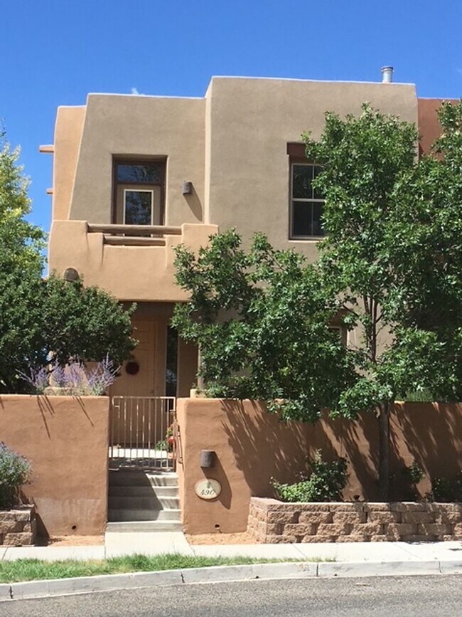 Primary Photo - Beautiful Fully Furnished 2 Bedroom Townho...