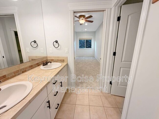 Building Photo - 1141 E Crowne Pointe Dr