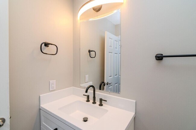 Building Photo - Beautifully updated 3 bedroom, 2.5 bath townhouse in a fantastic Lexington location!