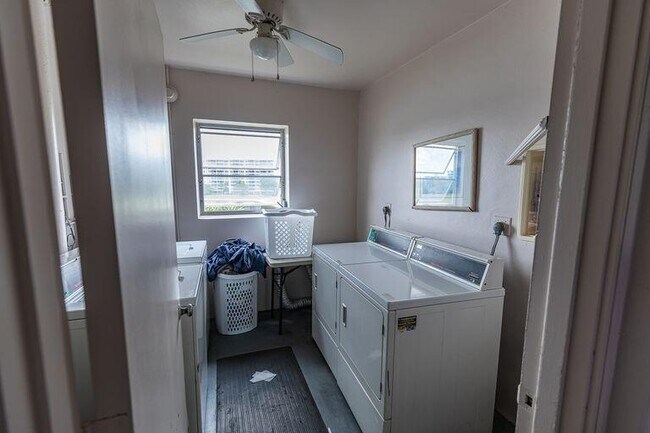Building Photo - 2751 N Palm Aire Dr