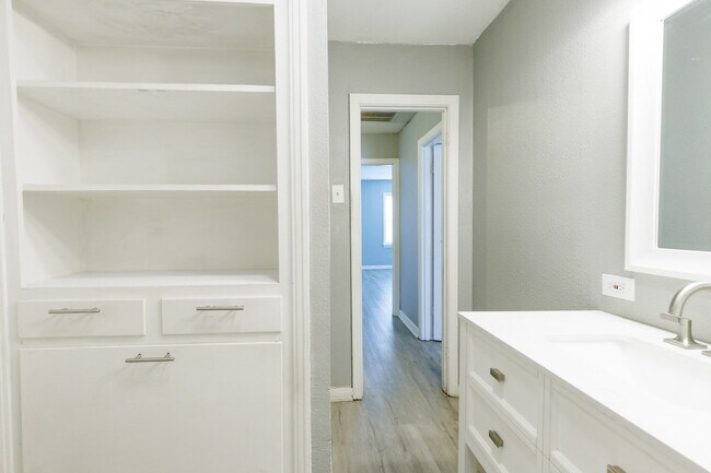 Building Photo - 3 bedroom just minutes away from TTU and Hospitals!