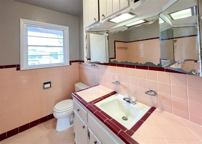 Building Photo - 208 E 14th St