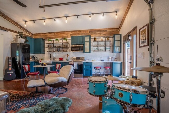 Building Photo - 5200 St Georges Green