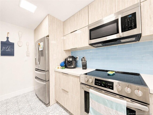 Building Photo - 10044 S Ocean Dr