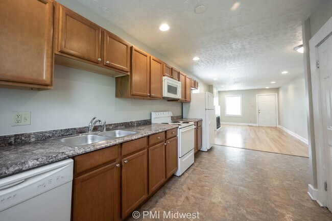 Building Photo - Charming 2-Bedroom Home with Hardwood Floo...