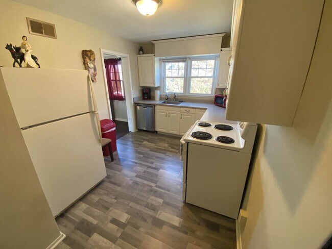 Building Photo - 106 W 20th St