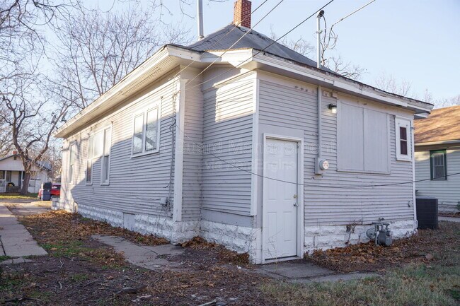 Building Photo - 1422 S Wichita St