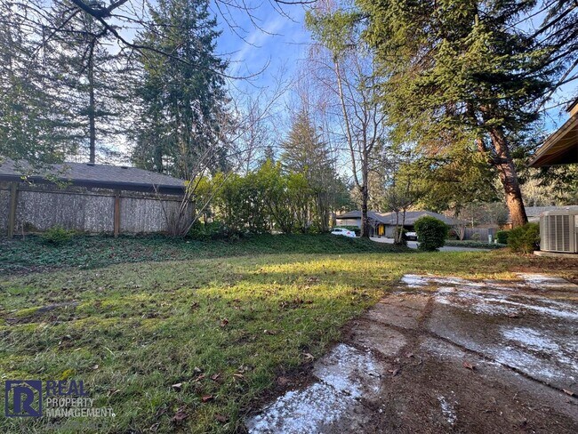 Building Photo - Updated 3-Bed Duplex Offering Space, Style & Convenience!!