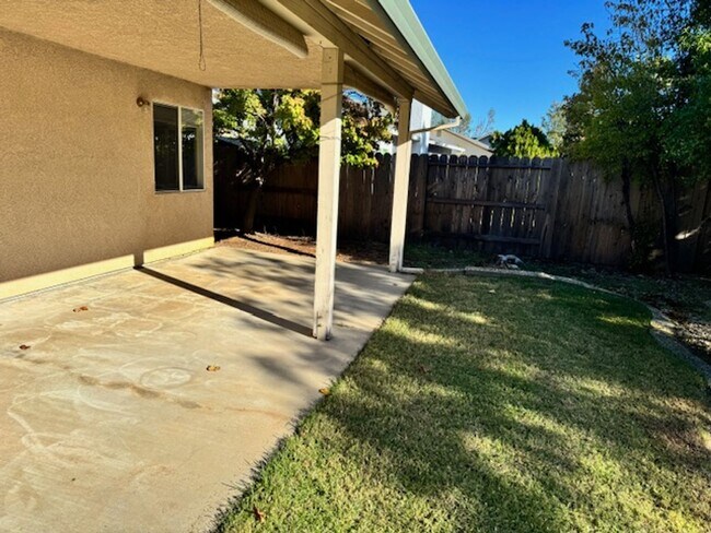 Building Photo - Home in Country Heights with Landscaping i...