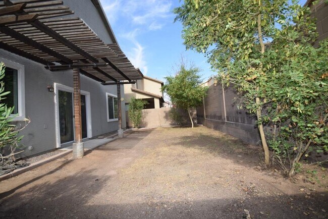 Building Photo - Spacious 3 bedroom 2.5  bath home with a loft