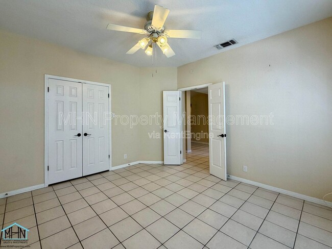 Building Photo - 1307 Adobe Run