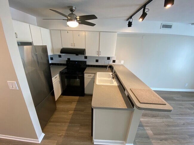 Building Photo - 869 W Huron Rd