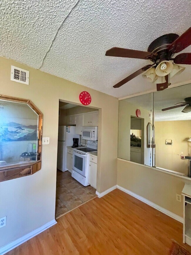 Building Photo - 2800 Jeanetta St