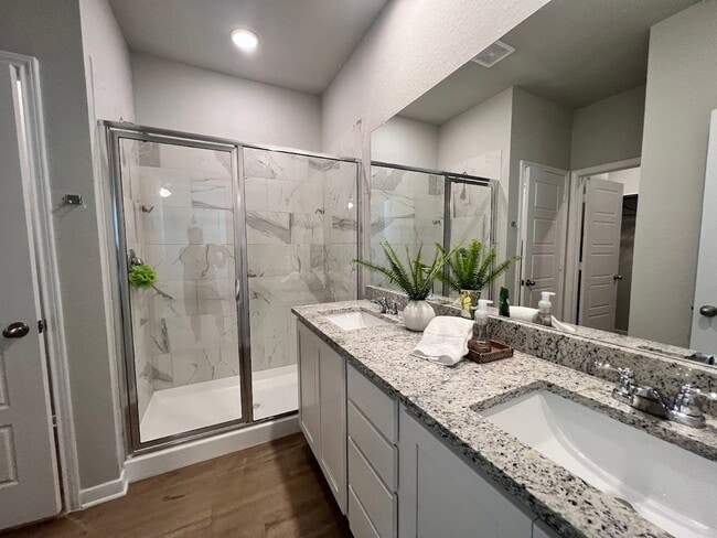 Building Photo - Want luxury living in the Far West ...Look no further...Amanda Park is it!