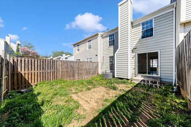 Building Photo - Churchill Town Rental